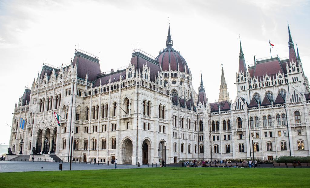 Home At Parliament Budapest Exterior photo